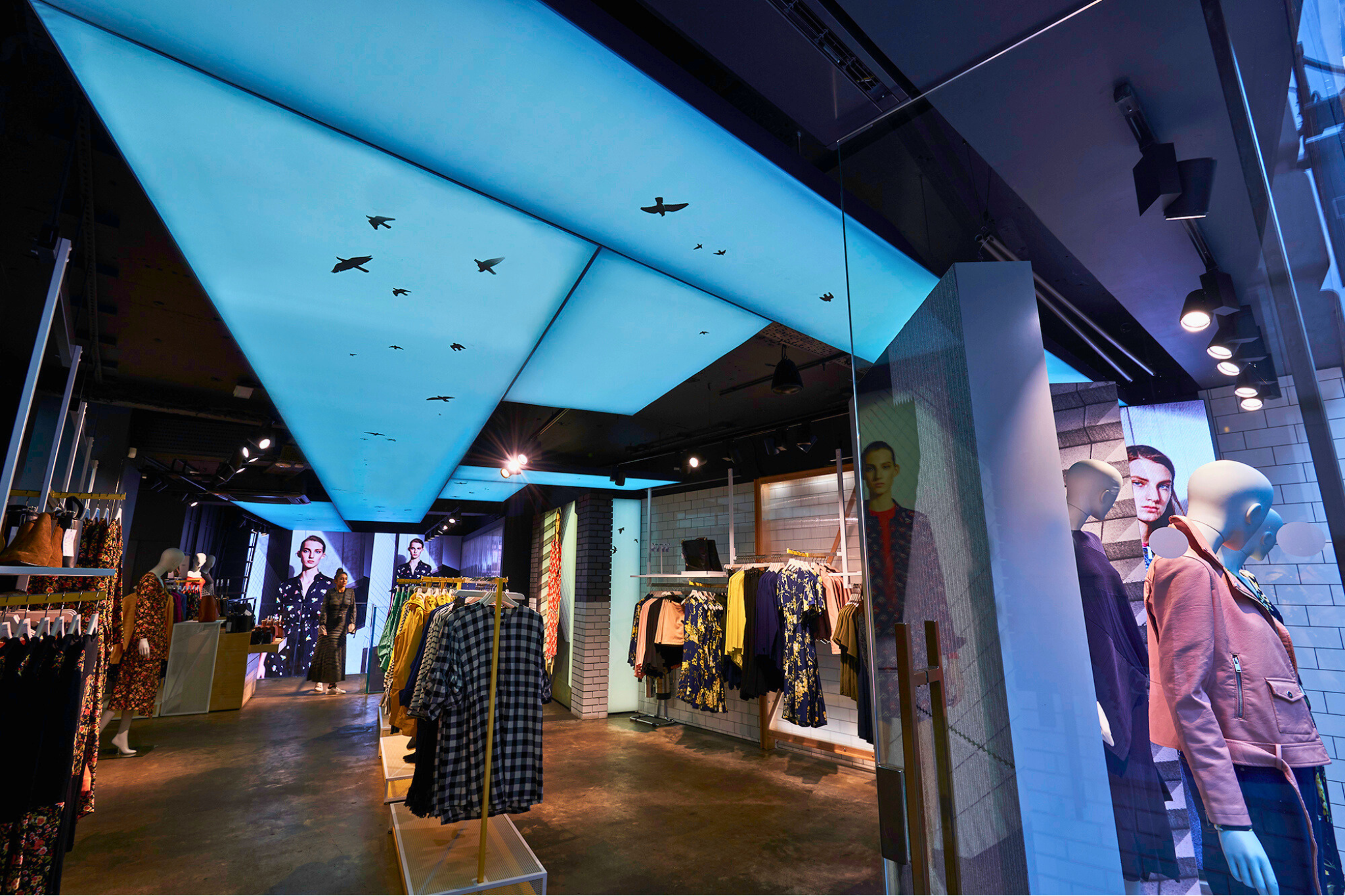 Retail store lightbox